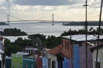 Ciudad Bolívar, na beira do rio Orinoco,  Venezuela. Ao fundo, a grande ponte que atravessa o rio